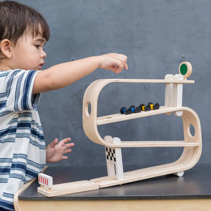 PlanToys Ramp Racer – Wooden Gravity Car Toy for Toddlers 18m+ – STEM Learning