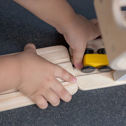 PlanToys Ramp Racer – Wooden Gravity Car Toy for Toddlers 18m+ – STEM Learning